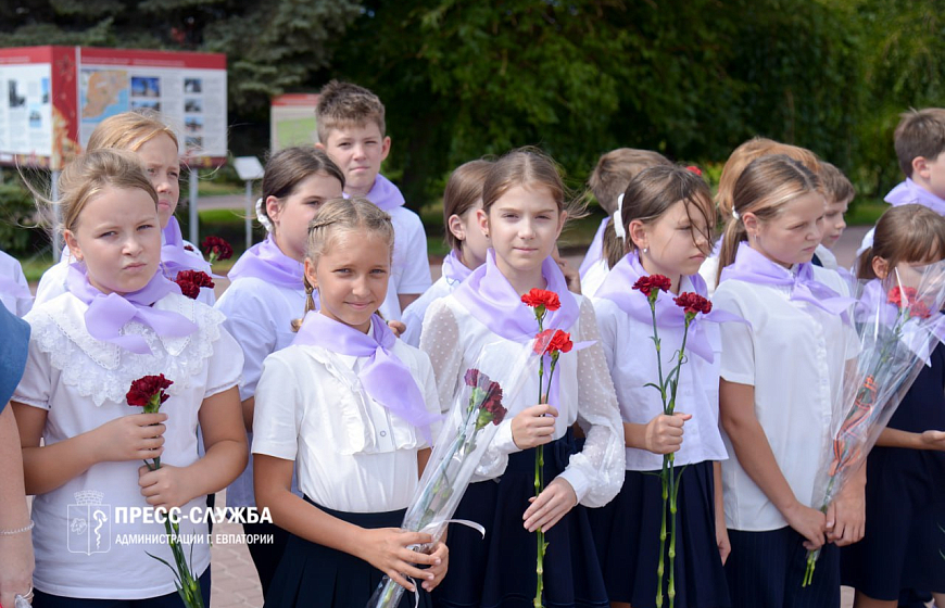 Евпаторийские школьники заступили на «Вахту памяти»